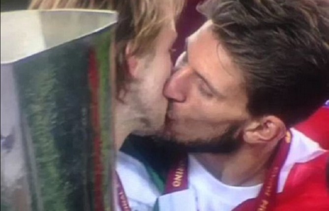 bacio rakitic-carrico.jpg